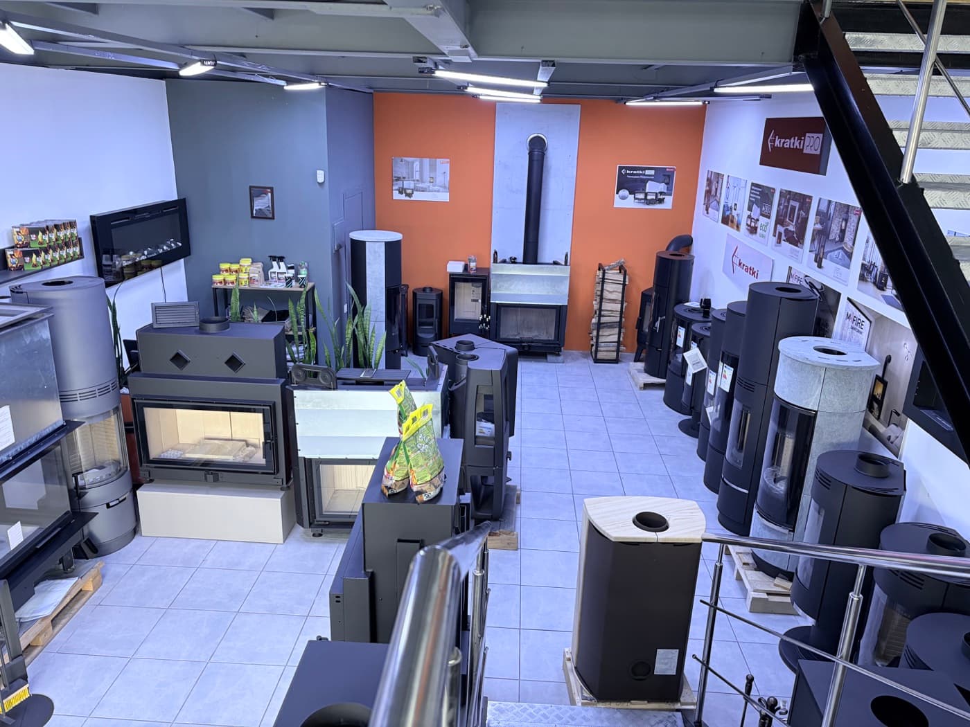 Загальний вигляд експозиції камінів і печей у шоурумі KaminHall